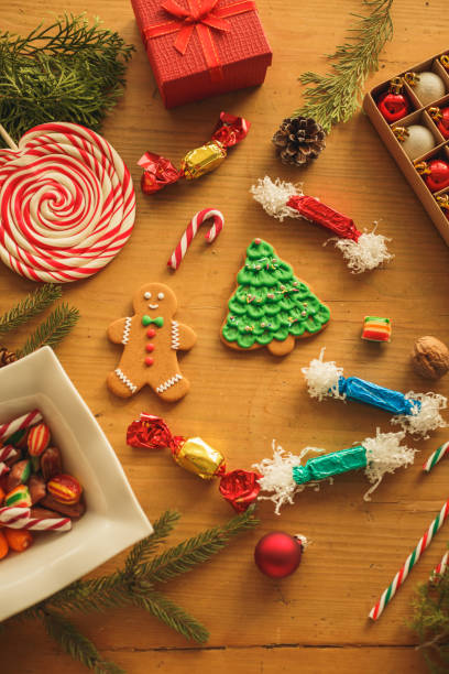 nahaufnahme von bunten traditionellen keksen und süßigkeiten für ein warmes weihnachtsfest - comfort food high angle view directly above close up stock-fotos und bilder