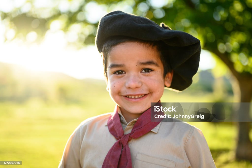 erts Elastisch Schuine streep Glimlachende 5 Jaar Oude Argentijnse Gaucho In Traditionele Kleding Stockfoto en meer beelden van Gaucho - iStock erts Elastisch Schuine streep Glimlachende 5 Jaar Oude Argentijnse Gaucho In Traditionele Kleding Stockfoto en meer beelden van Gaucho - iStock