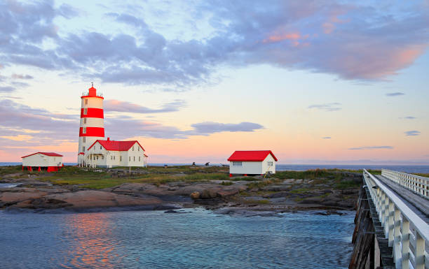海に映る夕暮れ時のポイント・デ・モンス灯台、コート・ノルド、ケベック州 - 灯台 写真 ストックフォトと画像