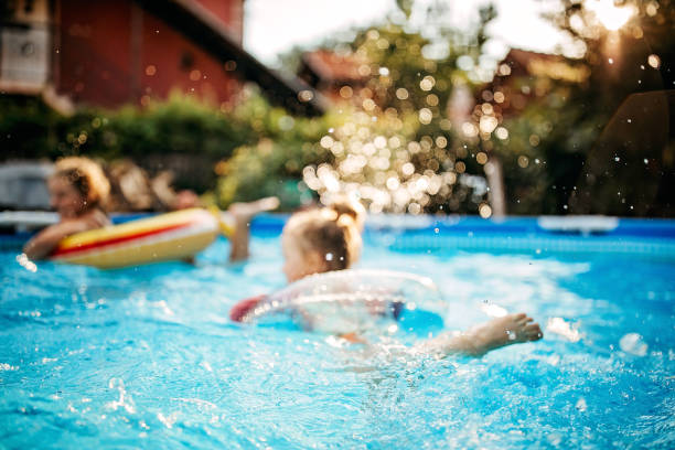 jogos aquáticos de verão - above ground pool - fotografias e filmes do acervo