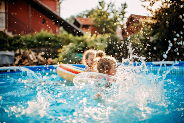 giochi d'acqua estivi - above ground pool foto e immagini stock