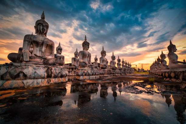 muchas imágenes de buda de la estatua al atardecer en el sur de tailandia - thailand asia famous place stone fotografías e imágenes de stock