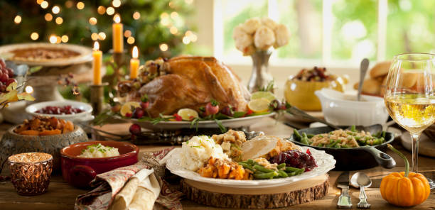 thanksgiving dinner tisch - christmas food dinner turkey stock-fotos und bilder