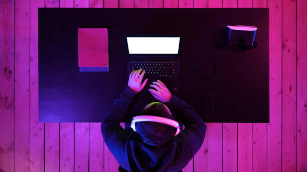 молодой геймер, играющий в видеоигры, носит наушники. белый дисплей - pc adult student laptop computer стоковые фото и изображения