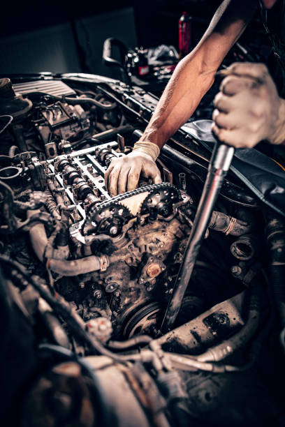 Mecánico trabajando en un coche - foto de stock