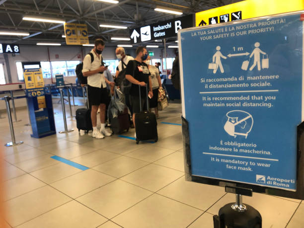 oddalanie i maski ochronne role na znak na lotnisku ciampino we włoszech. - ciampino airport zdjęcia i obrazy z banku zdjęć