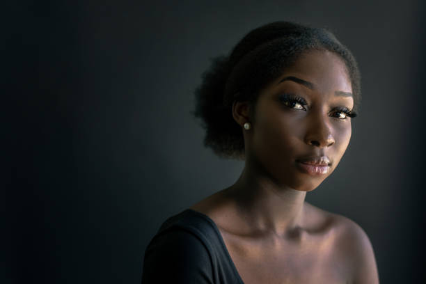 portrait de la jeune femme africaine - soft lighting photos et images de collection