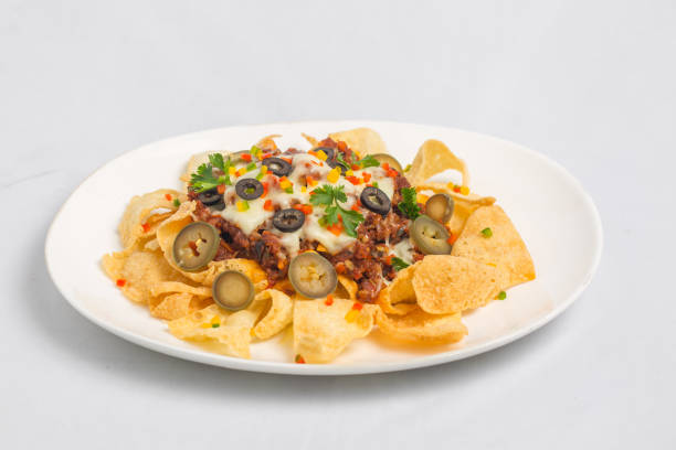 comida mexicana famosa carne moída picante nachos. chips de tortilla crocante aquecidos com queijo derretido e jalapeno servido um lanche. - chili pepper guacamole food beer - fotografias e filmes do acervo