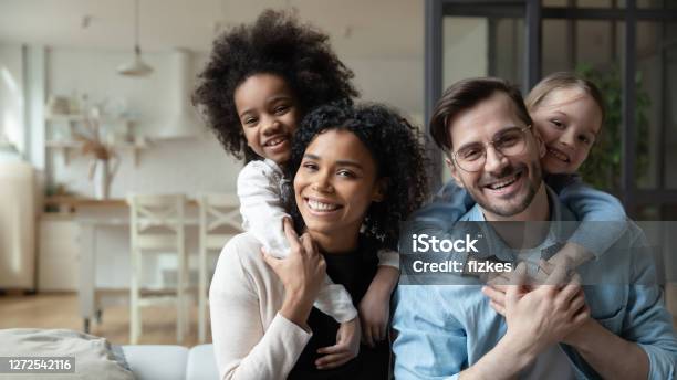 快樂的多種族夫婦享受甜蜜的家庭時刻與孩子 照片檔及更多 家庭 照片 - 家庭, 多族裔群種, 多樣性