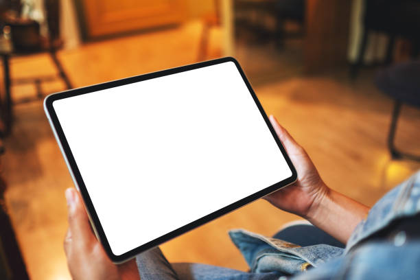 빈 흰색 데스크톱 화면으로 디지털 태블릿을 들고 있는 여성 - ipad women human hand digital tablet 뉴스 사진 이미지
