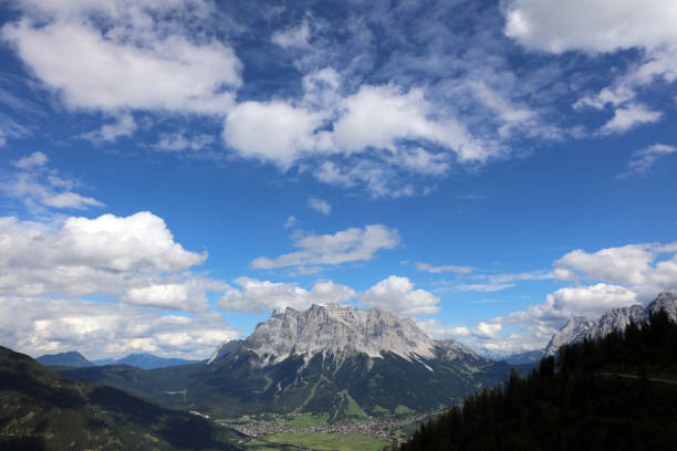 vista sul monte zugspitze da lermoos. tirolo. austria - zugspitze mountain tirol lermoos ehrwald foto e immagini stock