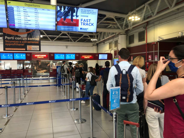 pasażerowie czekający w kolejce na lotnisku ciampino poza rzymem, włochy - ciampino zdjęcia i obrazy z banku zdjęć