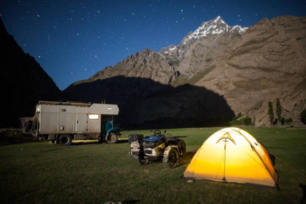 wohnmobil, beiwagen motorrad und zelt, camping in den bergen - camping mobile home vacations tent stock-fotos und bilder
