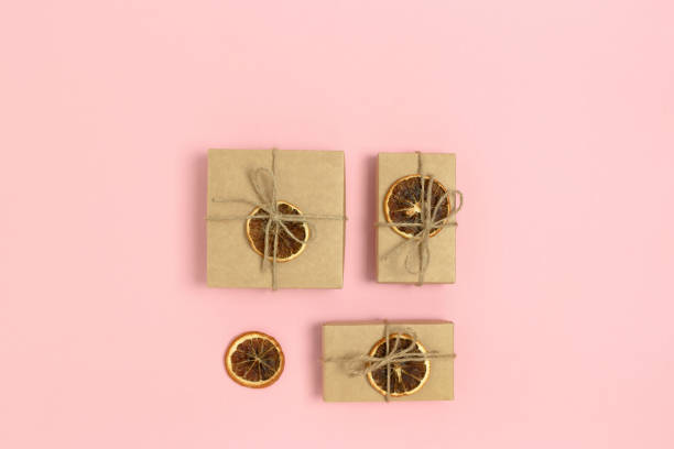 набор подарочных коробок с сухим апельсином и завязан шпагатом. - string package brown paper стоковые фото и изображения