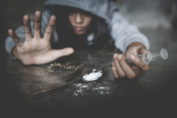 teenager-mädchen nimmt heroin, drogenabhängiger, krankheit, nein zu drogen, das konzept des anti-drogen, 26 juni internationaler tag gegen drogenmissbrauch, - narcotic teenager cocaine drug abuse stock-fotos und bilder