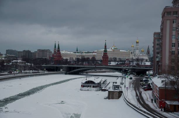 rzeka moskwa i kreml moskiewski - panoramic international landmark national landmark famous place zdjęcia i obrazy z banku zdjęć