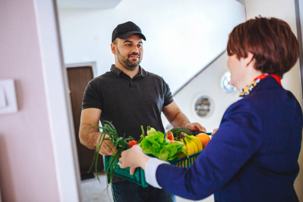 istock Home delivery groceries= BEZ MASKE 1272563810