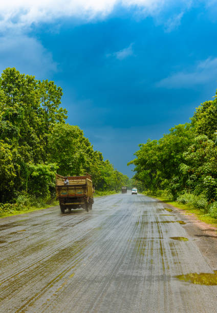 インディアンハイウェイ。 - two lane highway 写真 ストックフォトと画像