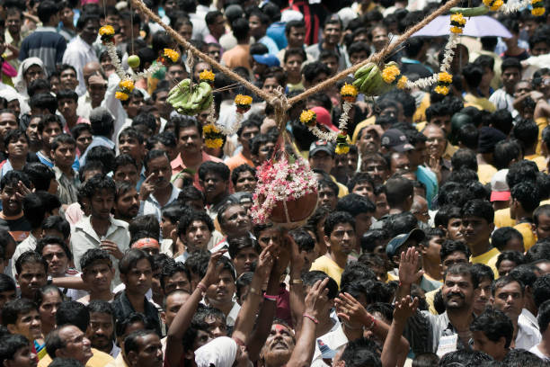 la gente tratando de tocar el handi una olla llena de mantequilla en el festival janmashtami. - editorial indian culture traditional culture horizontal fotografías e imágenes de stock