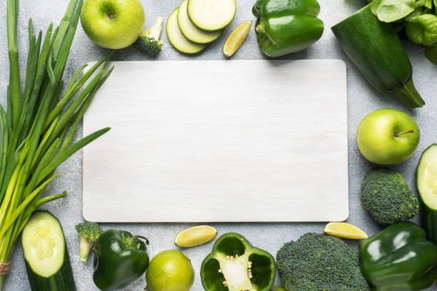 marco verduras verdes frescas y hierbas sobre un fondo de hormigón gris. copiar espacio. - healthy eating food and drink raw leek fotografías e imágenes de stock
