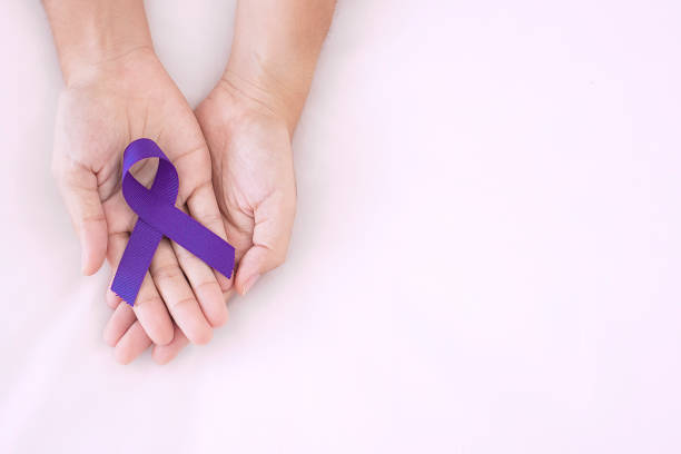 膵臓癌、世界アルツハイマー病、てんかん、ルプスと家庭内暴力の日意識月、生活する人々を支援するための紫色のリボンを持つ女性。ヘルスケアと世界のがんデーの概念 - world in hands ストックフォトと画像