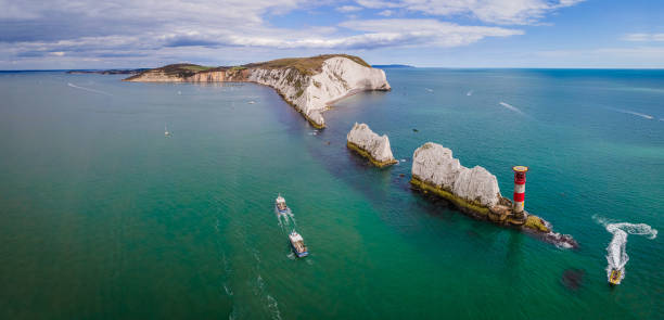 воздушный панорамный вид на иглы острова вайт, великобритания - direction sea lighthouse landscape стоковые фото и изображения