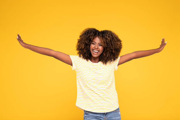 sonriente joven africana americana - dancer dancing beautiful studio shot fotografías e imágenes de stock