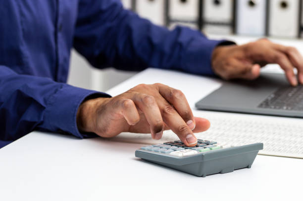 geschäftsmann mit einem taschenrechner - spreadsheet table banking wealth stock-fotos und bilder