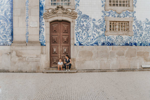 family travelling in portugal - portugal turismo imagens e fotografias de stock