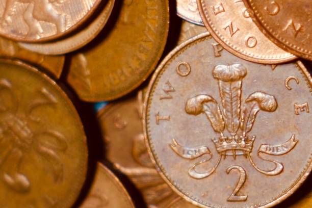 monedas de cobre libra esterlina, un penique y dos peniques - two pound coin fotografías e imágenes de stock