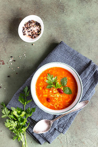 sopa de lentejas y frijoles rojos, caliente y picante, con tomates enlatados y cilantro. fondo concreto, enfoque selectivo. vista superior. - lentil dinner holiday mediterranean cuisine fotografías e imágenes de stock