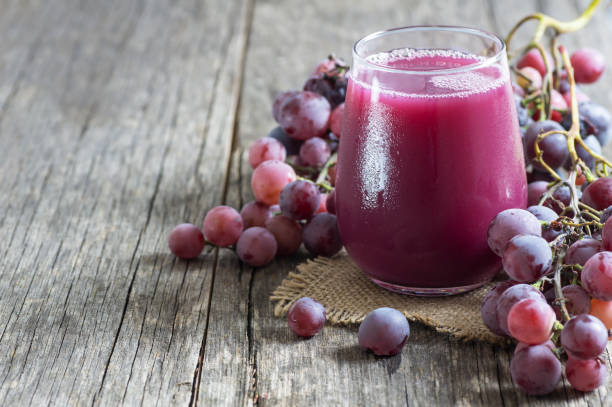 bicchiere di succo di composta di frutta a bacca nera o rossa con uve fresche, concetto di bevanda fredda alla frutta biologica, colore originale - red grape grape fruit sweet food foto e immagini stock