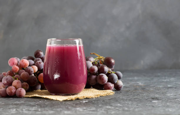 copo de frango preto ou vermelho compor suco de uva com uvas frescas, conceito de bebida fria de frutas orgânicas, cor original - red grape grape fruit sweet food - fotografias e filmes do acervo