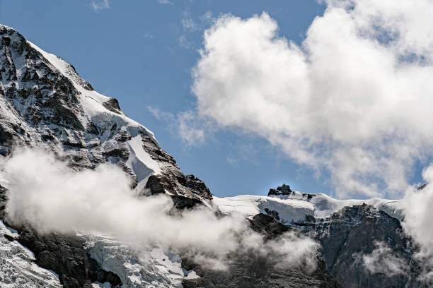 jungfraujoch an einem sommertag. en la cima de europa. - aletsch glacier fotografías e imágenes de stock