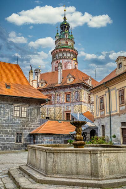 세스키 크룸로프 성 안뜰의 분수 - czech republic cesky krumlov village tourist 뉴스 사진 이미지