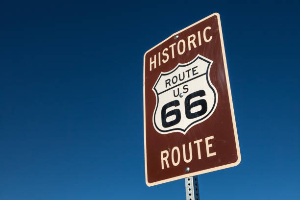 ヒストリックロード66昔ながらの看板 - road trip sign journey route 66 ストックフォトと画像