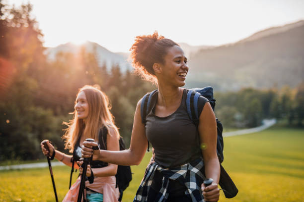 retrato sincero de amigas femeninas senderismo en el valle de jezersko - bastón de senderismo fotografías e imágenes de stock