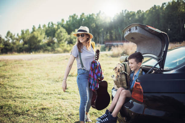 buona famiglia godendo di picnic e vacanza in campeggio in campagna - car family picnic vacations foto e immagini stock