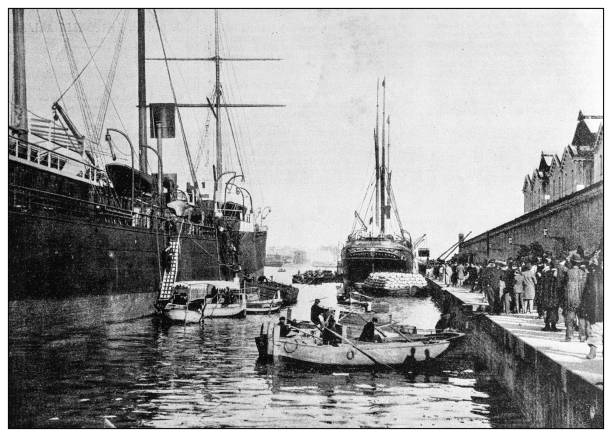 starožitná fotografie první italo-etiopské války (1895-1896): vojáci odcházející z neapole - nákladní přístav fotky stock ilustrace