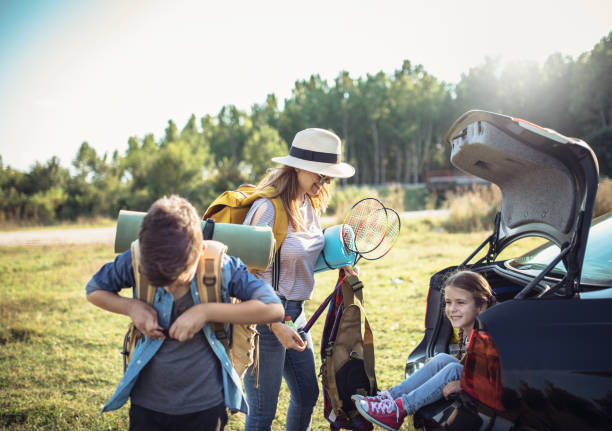 buona famiglia godendo di picnic e vacanza in campeggio in campagna - car family picnic vacations foto e immagini stock