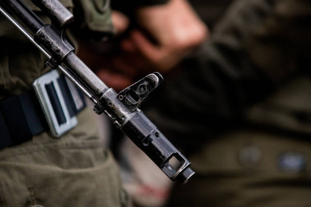 ein soldat kalaschnikow sturmgewehr, kämpfen, anti-terror, special forces team. russische polizei (spetsnaz). - a stock-fotos und bilder