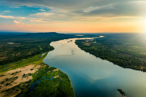 sonnenuntergang blick über den sambesi fluss, sambia - flussinsel landform stock-fotos und bilder