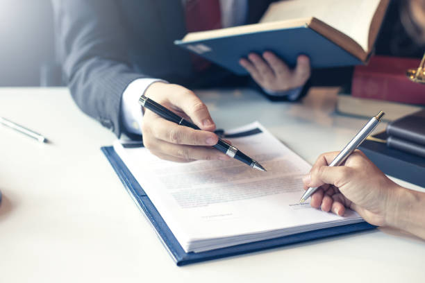 abogado que señala la firma del formulario del contrato. - signing fotografías e imágenes de stock