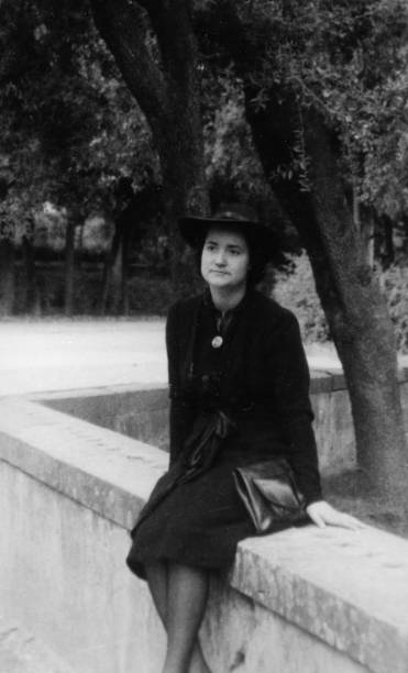 istock Elegant dressed lady having fun visiting Settignano in the 1930s. Italy. 1272635385