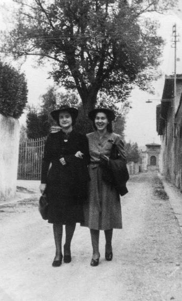 élégant couple habillé s’amusant à visiter settignano dans les années 1930. italie. - women cheerful vertical 20s photos et images de collection