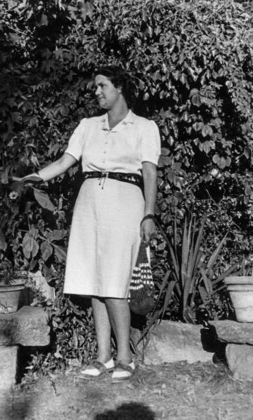 istock Elegant dressed lady having fun visiting Florence in the 1930s. Italy. 1272635609