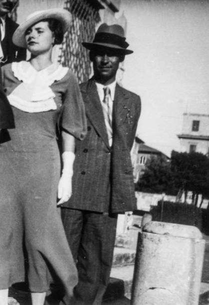 elegant dressed couple having fun visiting rome in the 1930s. italy. - retro revival couple men elegance imagens e fotografias de stock