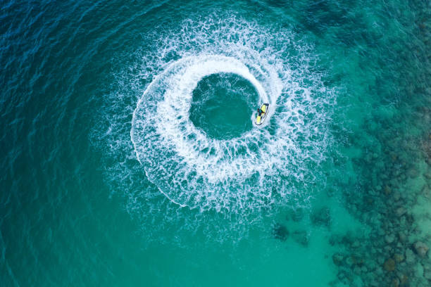 la gente está jugando una moto acuática en el mar. vista aérea. vista superior.increíble fondo de la naturaleza. el color del agua y bellamente brillante. - ski arena fotografías e imágenes de stock