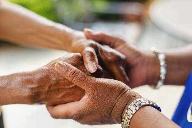 twee rijpe volwassen vrouwen die handen houden - 50 54 jaar fotos stockfoto's en -beelden