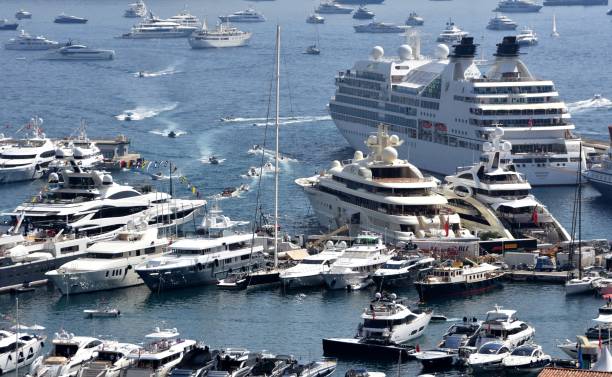 un sacco di yacht di diverse dimensioni a monte carlo durante la primavera. - super speedway foto e immagini stock